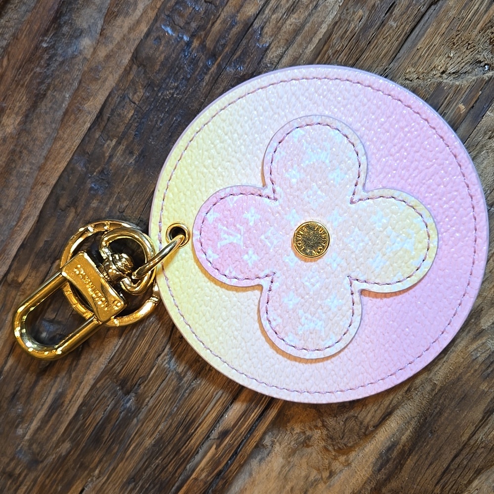 #55 - LOUIS VUITTON Porte Cle Illustrious Bag Charm Monogram Flower Keychain